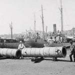 İstanbul’un fethinde kullanılan toplar İngiliz askerleri tarafından ülkelerine götürülmek üzere gemilere yüklenirken!